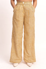 Capri Pants in Yellow