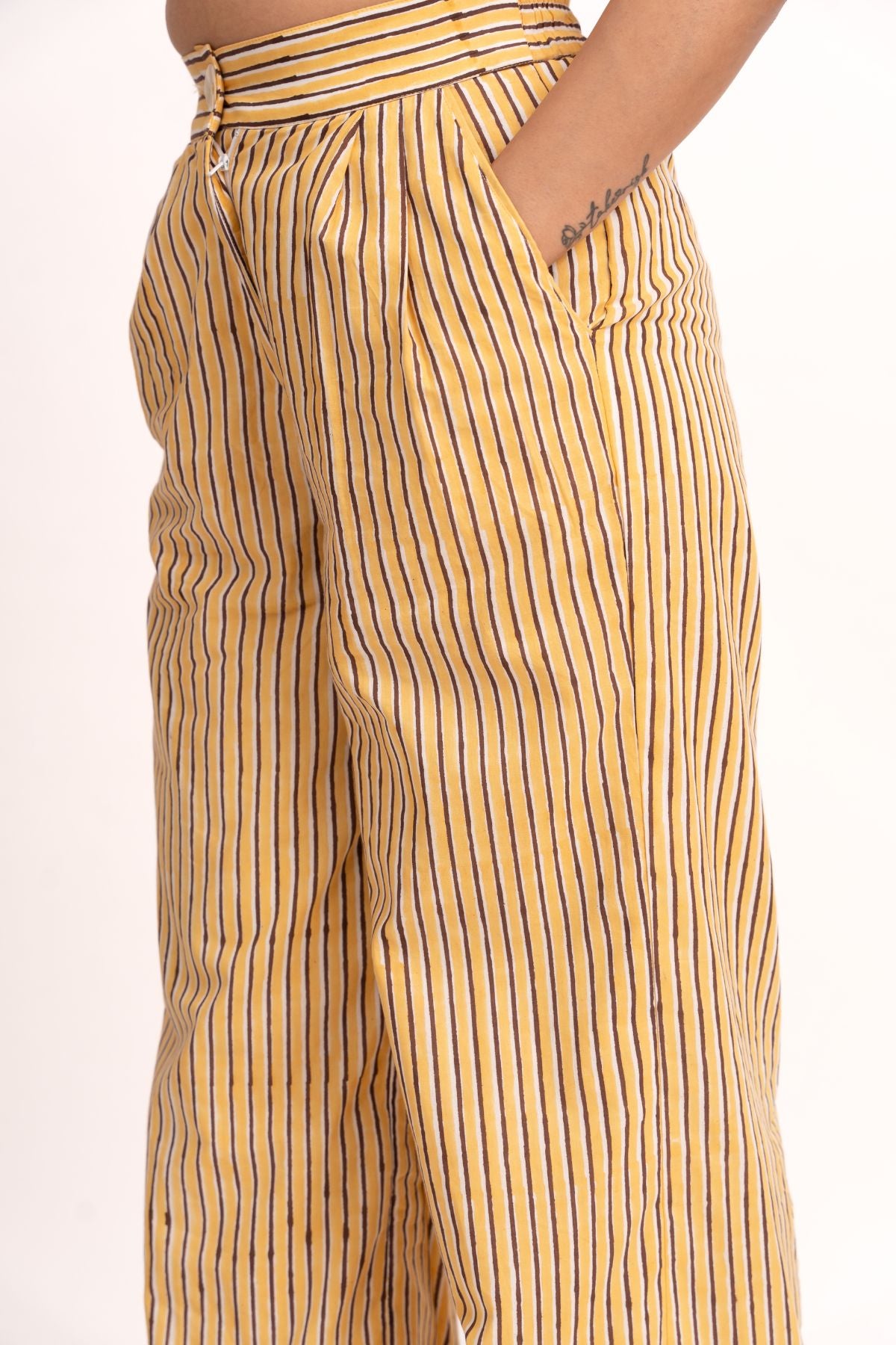 Capri Pants in Yellow