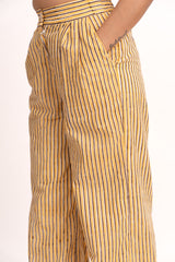 Capri Pants in Yellow